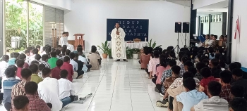 Indonesia - Las escuelas de Blitar y Sumba celebran la Pascua