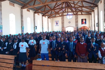 Kenia - Cientos de jóvenes, jóvenes adultos y estudiantes profundizan el tema del Aguinaldo 2023 del Rector Mayor