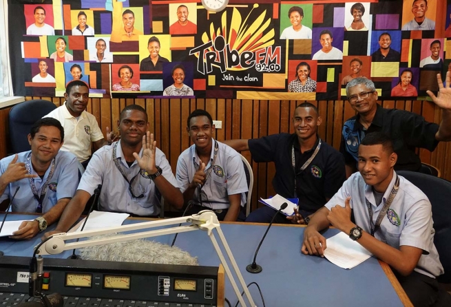 Papua Nuova Guinea – Allievi salesiani parlano alla radio dei cambiamenti climatici