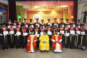 India - Entrega de diplomas a los alumnos del estudiantado filosófico "Don Bosco" de Keezhmadu