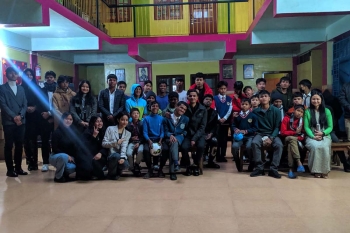 India – Jóvenes del Movimiento Juvenil Salesiano de Shillong se encuentran con los pequeños residentes del "Rilang Children's Home"