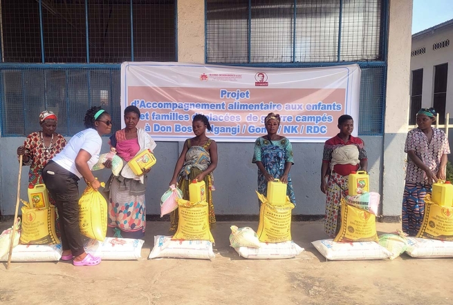 R.D. del Congo – La entrega de alimentos lleva alivio a las familias desplazadas en el campo de Ngangi