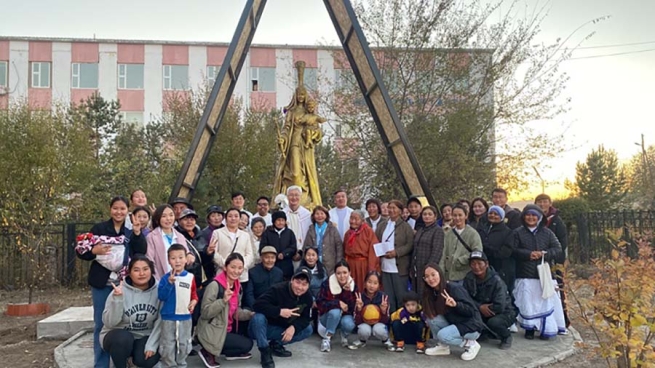 Mongolia – The Provincial of South Korea blesses the new statue of Mary Help of Christians in Darkhan