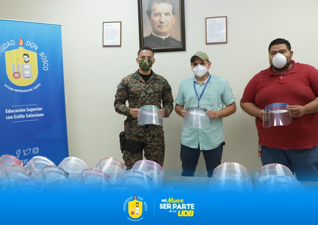 Salwador – Ambasada amerykańska przekazuje maseczki ochronne