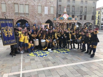 Italie - Le groupe de 'jongleurs de drapeaux' et musiciens du 'Borgo Don Bosco' d'Asti à la 'Tenzone Bronzea' d'Este