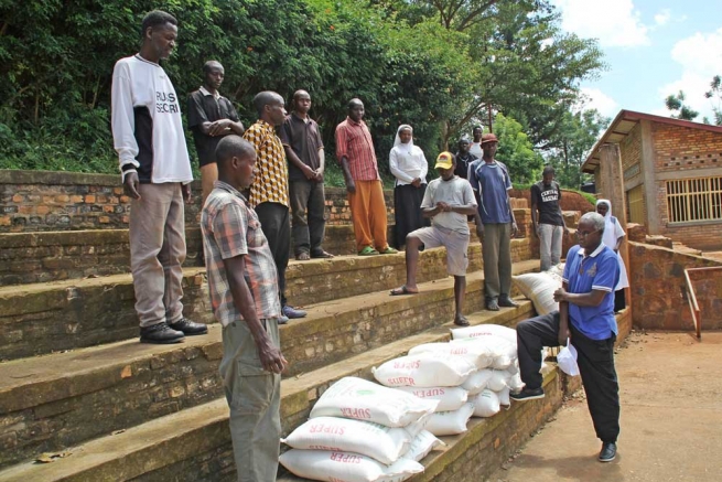 Rwanda – Wizytatoria AGL zapewnia wsparcie żywnościowe dziełu “Don Bosco Muhazi” i innym potrzebującym wspólnotom