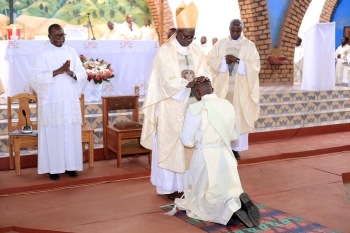 Burundi - Ordenación Sacerdotal del Salesiano Amatus Manirabaruta