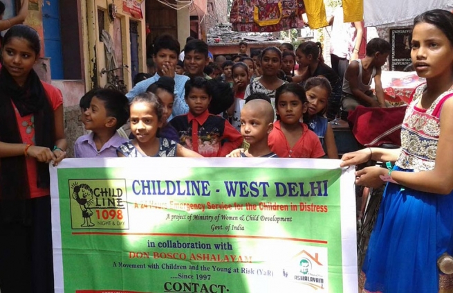 Índia – Com "Childline" o centro "Don Bosco Ashalayam" chega aos meninos de rua em perigo
