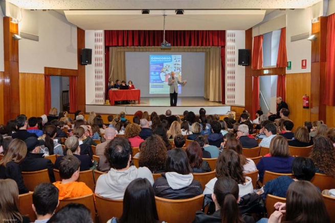 Italia – Estudiantes de las escuelas de Legnano rinden homenaje al Venerable Padre Carlo Crespi, SDB