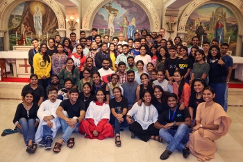 India - Numerosos jóvenes se reunieron en el Don Bosco Youth Services de Mumbai para participar en una vigilia nocturna organizada por YOUCAT