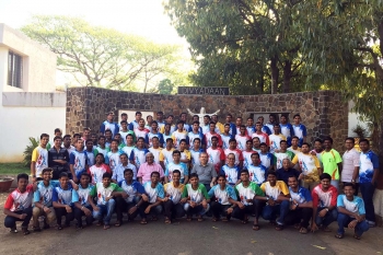 India – Jóvenes de la Pastoral Juvenil Salesiana guiados por el P. Attard