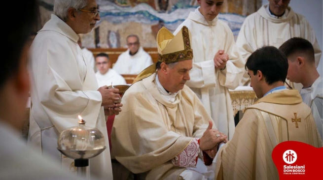 Italia – Un nuevo pastor salesiano para los jóvenes: la primera ordenación sacerdotal conferida por el Cardenal Fernández Artime