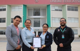 Ecuador - The University of Cambridge awards recognition to the San José de Manta Educational Unit