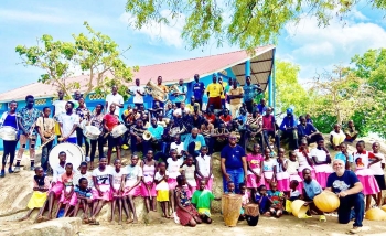 Ouganda - Le P. Alphonse Owoudou visite la communauté salésienne du camp de réfugiés de Palabek