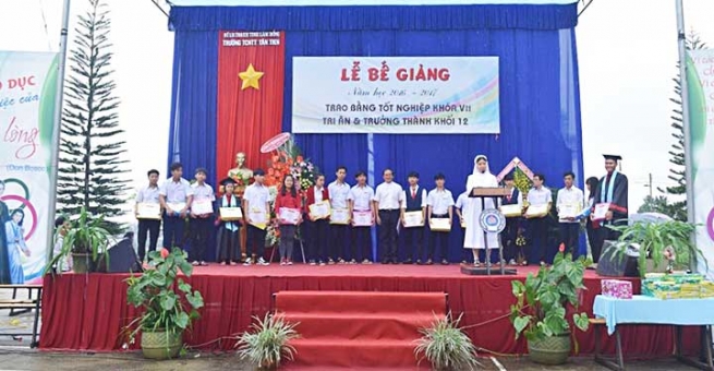 Vietnam  - Cérémonie de remise de diplômes