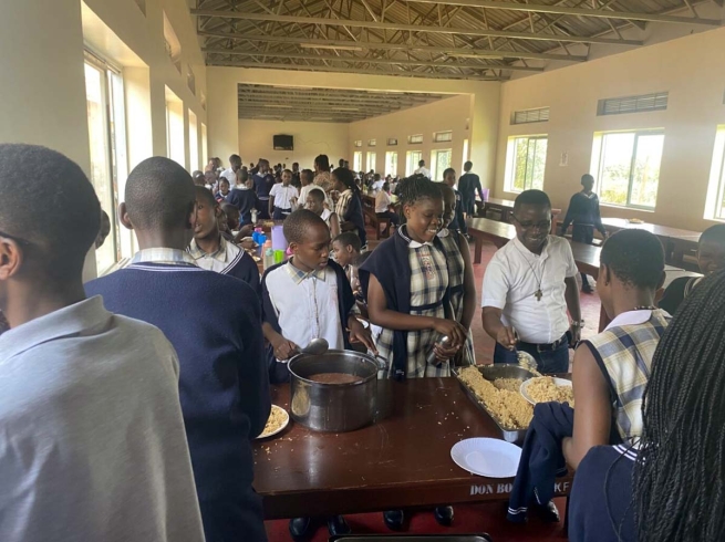 Ouganda – Près de 1 700 jeunes reçoivent des repas adéquats grâce à la collaboration entre « Salesian Missions » et « Rise Against Hunger »