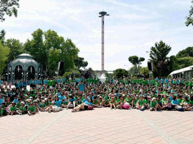 Spain – 900 children and young people from the Pinardi projects visit the Madrid Amusement Park