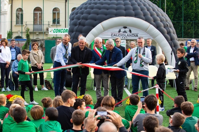 Italie – Le gagnant du Ballon d'Or Roberto Baggio inaugure le terrain de football de l'oratoire salésien de Schio