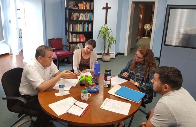 Stati Uniti – Don Attard visita l’ufficio di Pastorale Giovanile di New Rochelle