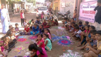 India - Un taller de diseño creativo para más de 400 niños en los barrios pobres