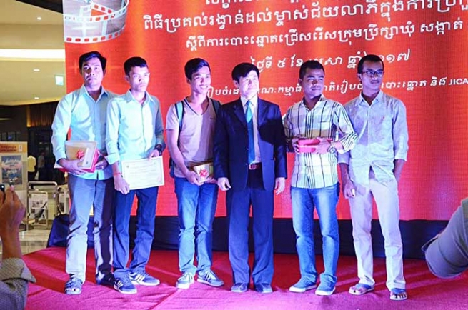 Camboya - Exalumnos Salesianos y estudiantes ganadores de un concurso de video por la participación cívica