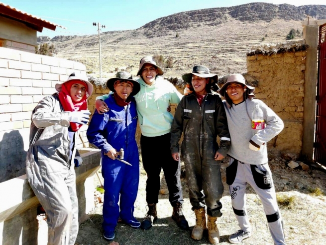 Bolivia – Giovani volontari visitano la comunità di Llokallata in occasione del mese di Don Bosco