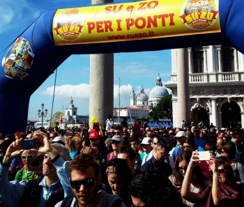 Italie -  "Su et Zo per i ponti 2016" en 12.000 pour la Syrie ( Course sportivr à travers les ponts de Venise)