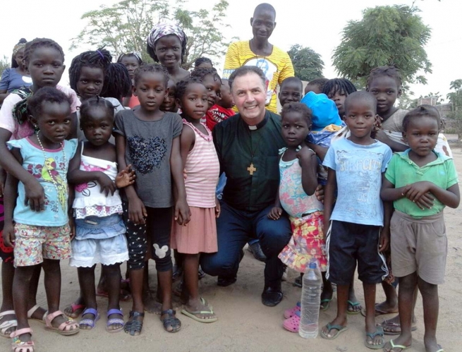 Mozambique - Rector Major visits Moatize, meets with lay people and religious