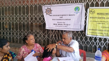 India - Free medical camp for children, young people and women of the slums