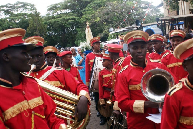 Kenya – Banda musicale “Bosco Boys” accompagna la processione mariana