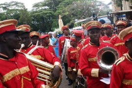 Kenia – Banda músical “Bosco Boys” acompaña la procesión Mariana