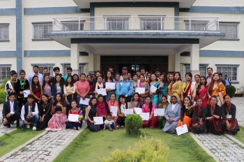 Nepal - 104 estudiantes reciben sus diplomas