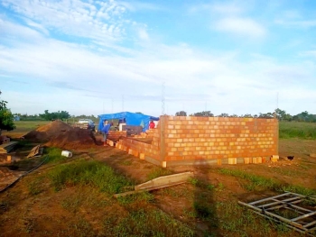 Brazil – Salesian missionaries begin the construction of a chapel in the Xavante Imaculada Conceição de Maria village