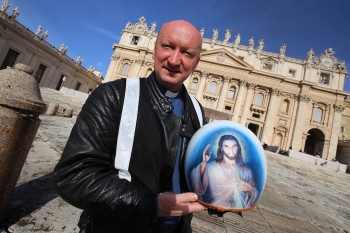 Poliogne -  Remise d'un prix au P. Adam Parszywka, directeur du Département pour la Communication des JMJ 2016