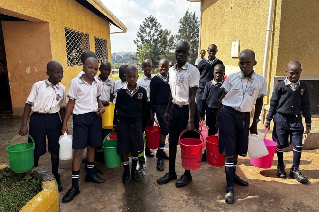 Uganda – Escola salesiana conta com novo sistema de captação de água graças à “Iniciativa Água Limpa”, da Procuradoria ‘Salesian Missions’