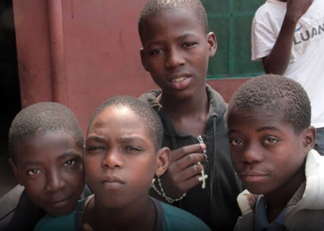 Angola – Omar Mohamed, a Muslim baker, gives bread to Don Bosco's street children