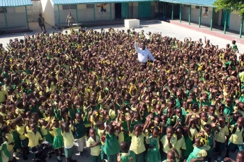 Haití - Los alumnos de la obra de las Pequeñas Escuelas del Padre Bohnen plantan árboles contra la deforestación