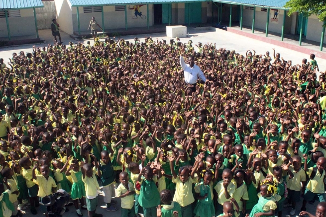 Haiti – Gli alunni dell’Opera delle Piccole Scuole di Padre Bohnen piantano alberi contro la deforestazione