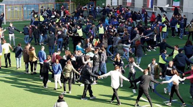 Italia - El retrato del “MJS Day”: muchachos y muchachas, que miran y escuchan deseosos de palabras sinceras