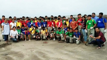 India – Un grupo de cien estudiantes limpian la playa de Gorai