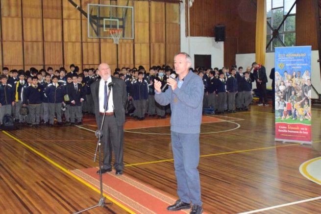 Chili – La Visite Extraordinaire rejoint Valdivia et l'Université Catholique « Silva Henríquez »