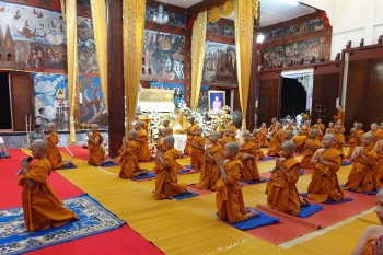 Tailandia - La Asociación de Antiguos Alumnos acompaña a los estudiantes budistas en sus prácticas espirituales