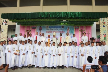 Bangladesh - Plus de 2500 personnes ont participé à l'ordination sacerdotale du Salésien Victor Mankhin