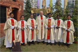 India – Don Basañes celebra l’Eucaristia di ringraziamento per 5 nuovi sacerdoti