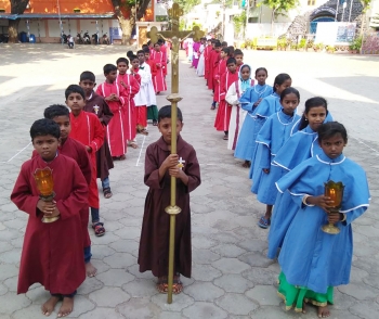 India - Campamento de animación para 150 monaguillos