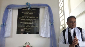 India - El Padre Biju Michael inaugura el edificio de la Escuela Secundaria de Khliehriat