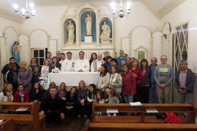 Argentina – Don Vitali celebra la messa nella cappella storica di Ushuaia