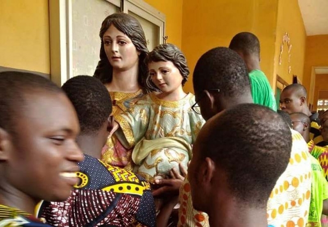 Benin – Estátua de Maria Auxiliadora chega a Porto Novo para satisfazer o último desejo do saudoso P. César Fernández SDB