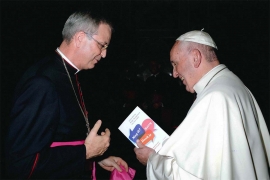 Vaticano – O bispo de Antuérpia presenteia o Papa Francisco com um livro