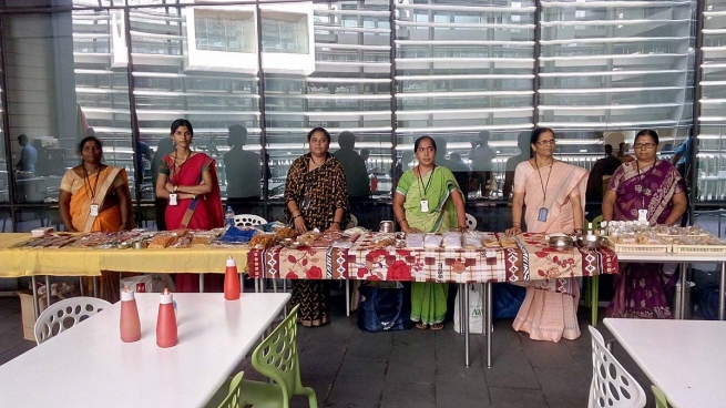 India - Exposición de productos elaborados por mujeres de las villas miseria de Pune